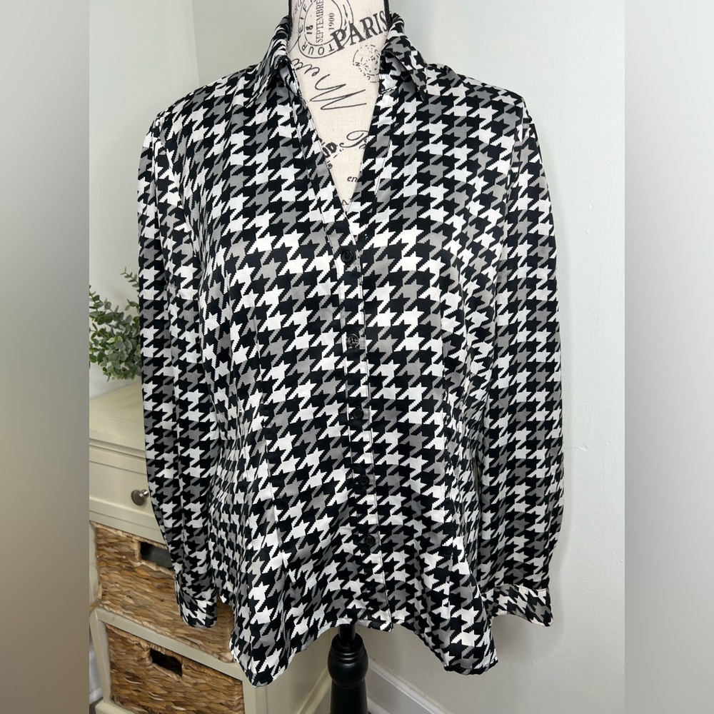 East 5th Black and White V-Neck Button Down Top